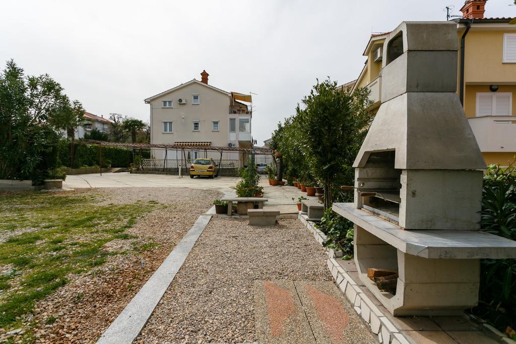 Apartmani Cvelic Malinska Bagian luar foto